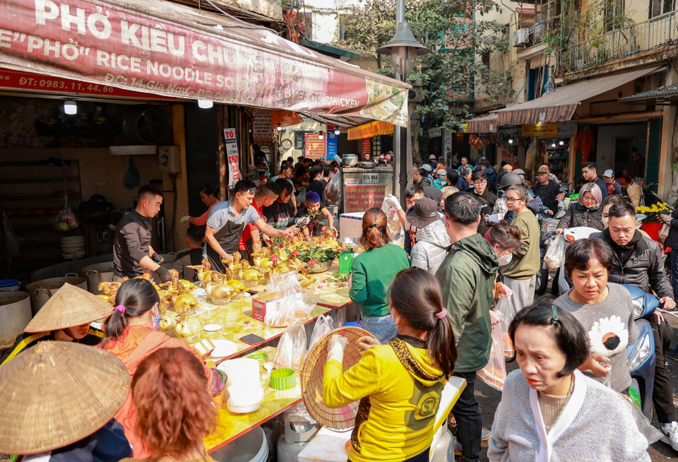 Tại thời điểm trưa, nhiều người vẫn ra khu vực chợ này để mua gà, xôi, cỗ cúng cho dịp giao thừa. Chợ Hàng Bè được coi là 'địa chỉ đỏ' của người dân Hà Nội trong những dịp lễ, rằm. (Ảnh: Minh Hiếu/Vietnam+)