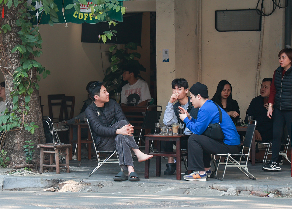 Quán cà phê góc phố Hàm Long đông khách trong ngày cuối năm. Một số quán cho biết sẽ phục vụ khách xuyên giao thừa và những ngày Tết. (Ảnh: Minh Hiếu/Vietnam+)