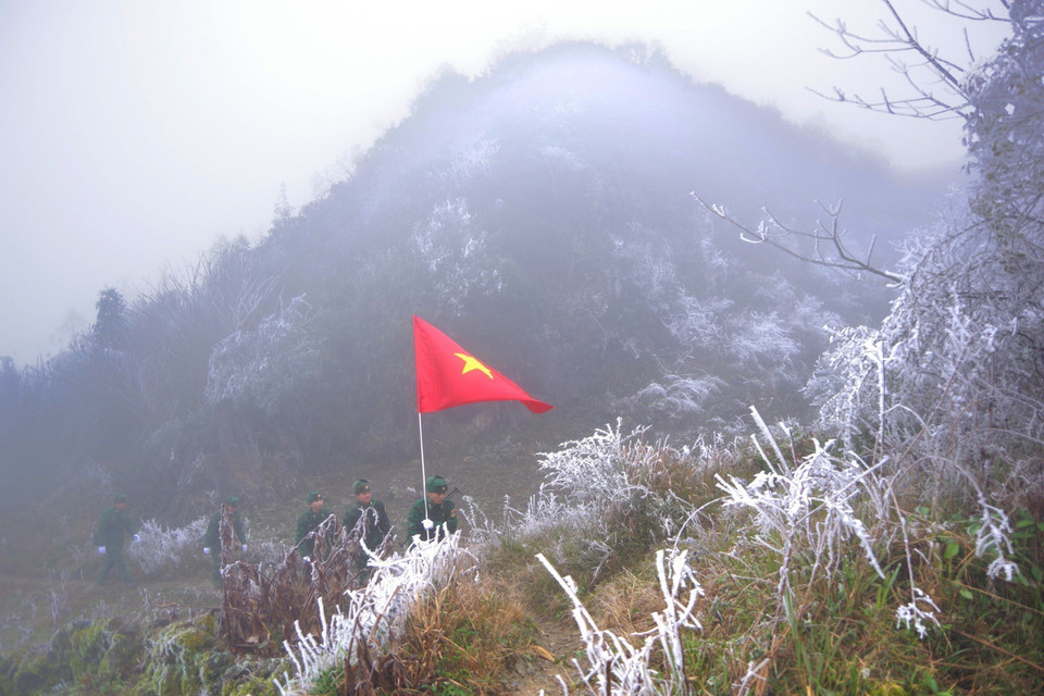 Cán bộ, chiến sỹ Đồn Biên phòng Xín Cái (Bộ đội Biên phòng tỉnh Hà Giang) tuần tra giữa băng tuyết bảo vệ biên giới Tổ quốc. (Ảnh: TTXVN)
