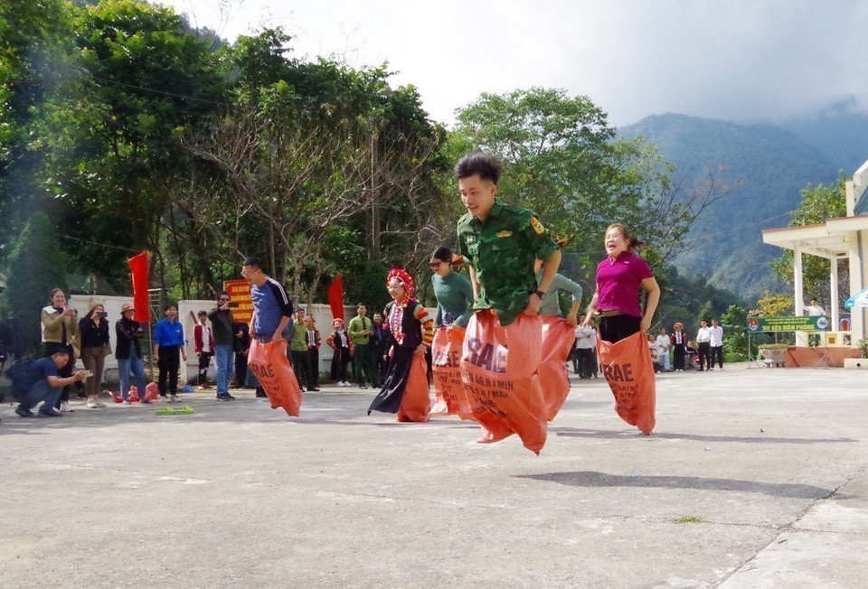 Các chiến sỹ biên phòng và người dân bản Thò Ma, xã Pa Vệ Sủ thi nhảy bao bố. (Ảnh: Nguyễn Oanh/TTXVN)