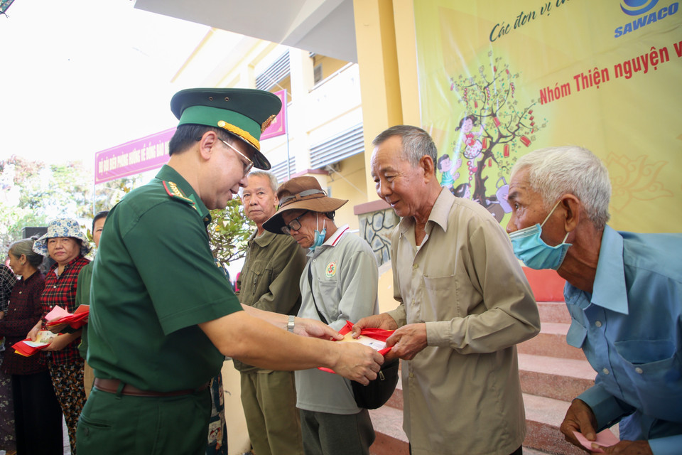 Đại tá Phạm Đình Triệu, Chính ủy Bộ đội Biên phòng Tây Ninh tặng quà cho người dân vùng biên giới. (Ảnh: Giang Phương/TTXVN)
