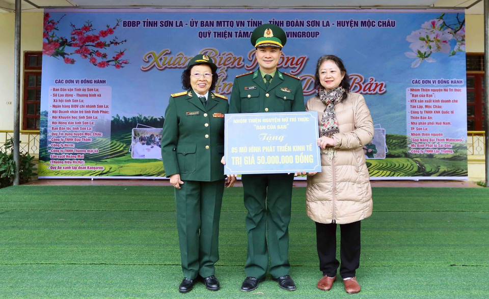 Tặng mô hình phát triển kinh tế cho đại diện nhân dân xã Chiềng Khừa, huyện Mộc Châu. (Ảnh: Quang Quyết/TTXVN)