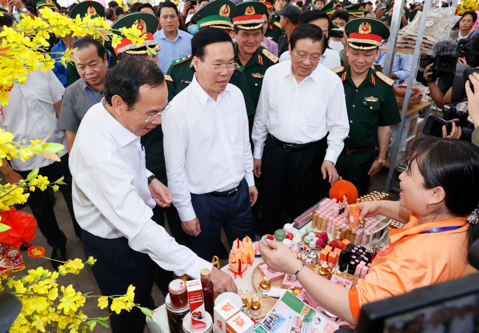 Chủ tịch nước Võ Văn Thưởng và đại biểu thăm các gian trưng bày tại chương trình "Xuân biên phòng ấm lòng dân bản" ở Kiên Giang. (Ảnh: Thống Nhất/TTXVN)