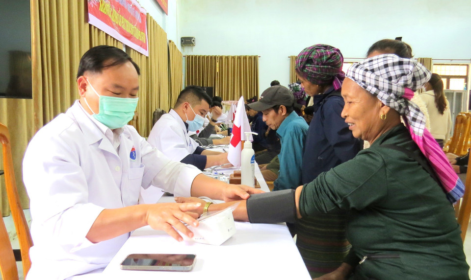 Lực lượng Quân y Biên phòng Quảng Bình khám, cấp phát thuốc miễn phí cho người dân vùng biên xã Dân Hóa, huyện Minh Hóa, tỉnh Quảng Bình. (Ảnh: Võ Dung/TTXVN)