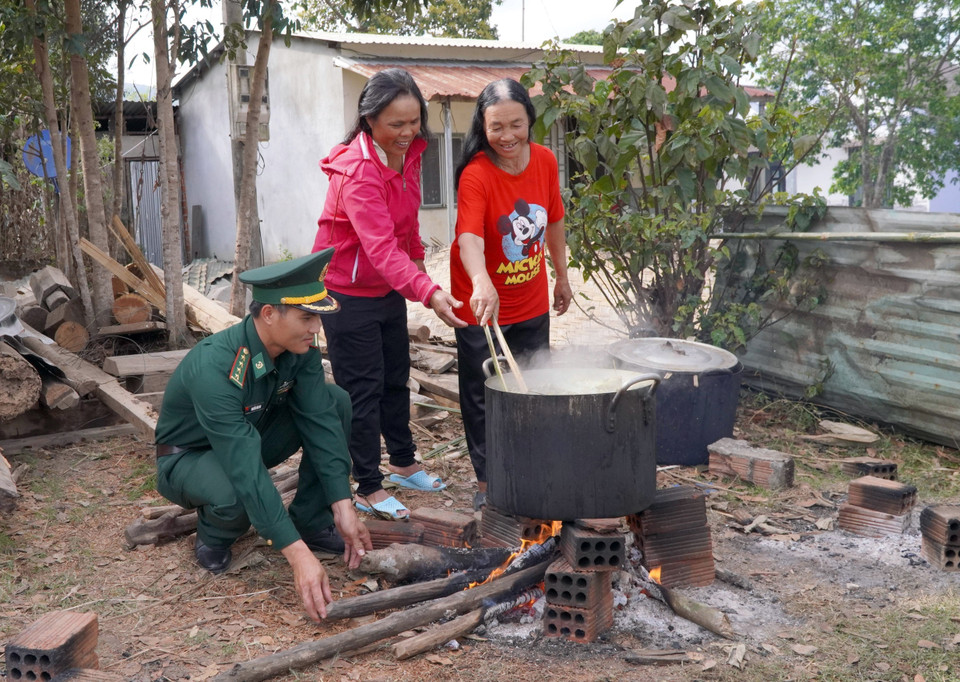 Bộ Chỉ huy Bộ đội Biên phòng tỉnh Kon Tum cùng người dân Gié-Triêng tại làng Nông Kon,xã Đăk Dục (Ngọc Hồi, Kon Tum) cùng nhau luộc bánh chưng. (Ảnh: Khoa Chương/TTXVN)