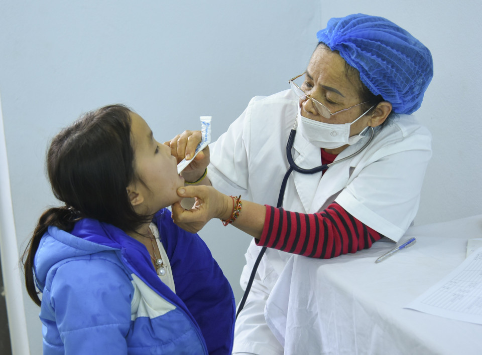 Khám bệnh miễn phí cho học sinh Trường Phổ thông Dân tộc bán trú - Tiểu học Ma Thì Hồ. (Ảnh: Xuân Tư/TTXVN)