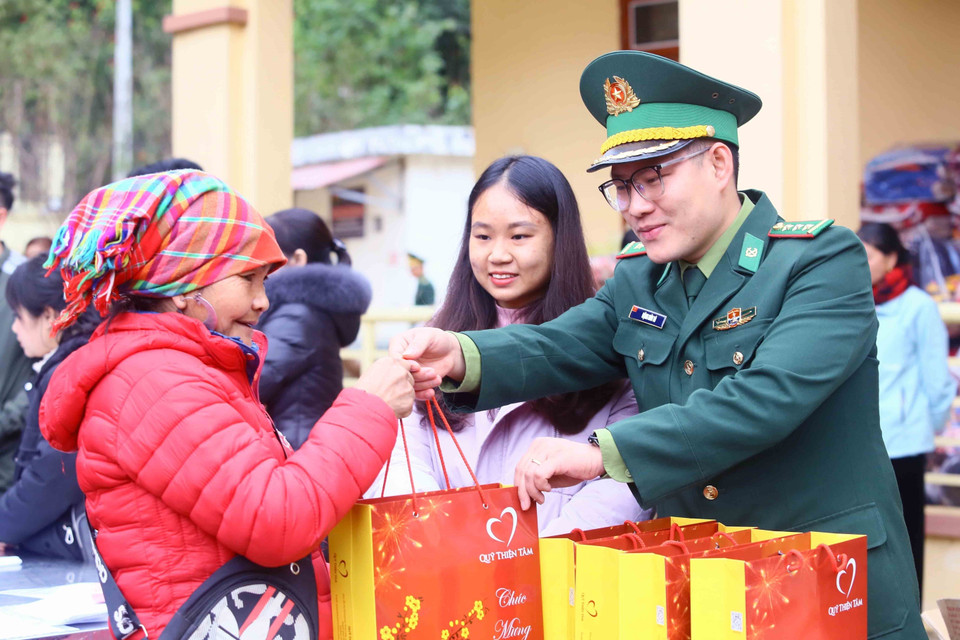 Tặng quà cho các hộ dân có khoàn cảnh khó khăn trên địa bàn xã Chiềng Khừa, huyện Mộc Châu (Sơn La). (Ảnh: Quang Quyết/TTXVN)