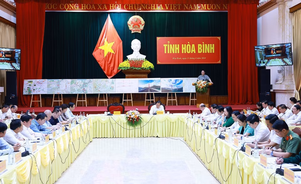 Thủ tướng Phạm Minh Chính phát biểu tại cuộc làm việc với Ban Thường vụ Tỉnh ủy Hòa Bình. (Ảnh: Dương Giang/TTXVN)