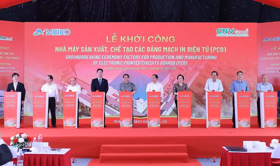 Thủ tướng Phạm Minh Chính và các đại biểu khởi công xây dựng Nhà máy sản xuất, chế tạo các loại bảng mạch in điện tử (PCB) tại Hòa Bình. (Ảnh: Dương Giang/TTXVN)