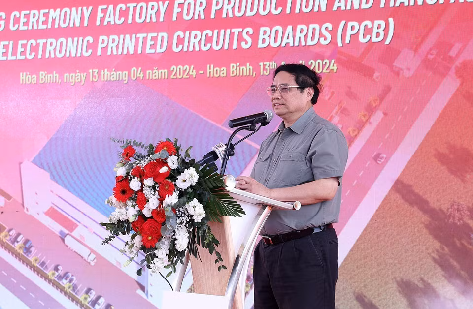 Thủ tướng Phạm Minh Chính phát biểu tại Lễ khởi công xây dựng Nhà máy sản xuất, chế tạo các loại bảng mạch in điện tử (PCB) tại Hòa Bình. (Ảnh: Dương Giang/TTXVN)