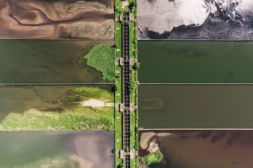 Bể chứa trầm tích tại một xưởng sắt ở Ba Lan chụp từ trên cao. Nguồn: NatGeo)