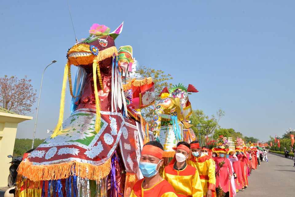 Hàng chục đoàn rước đến đình Yên Giang trong lễ hội. (Ảnh: Thanh Vân/TTXVN)