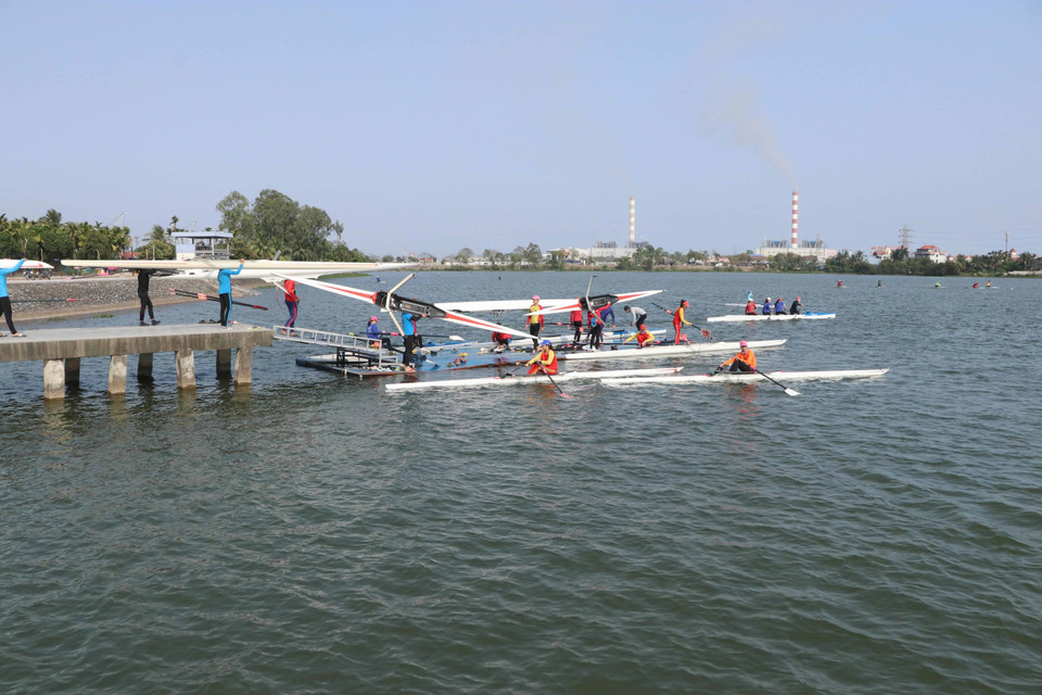 Các vận động viên đội tuyển Rowing và Canoeing của Việt Nam tập luyện tại Khu huấn luyện đua thuyền thành phố Hải Phòng. (Ảnh: Hoàng Ngọc/TTXVN)