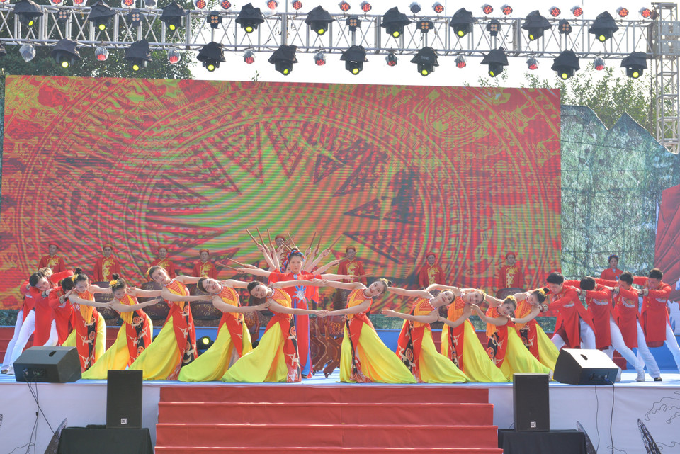 Tiết mục văn nghệ chào mừng Lễ hội Bạch Đằng năm 2022. (Ảnh: Thanh Vân/TTXVN)