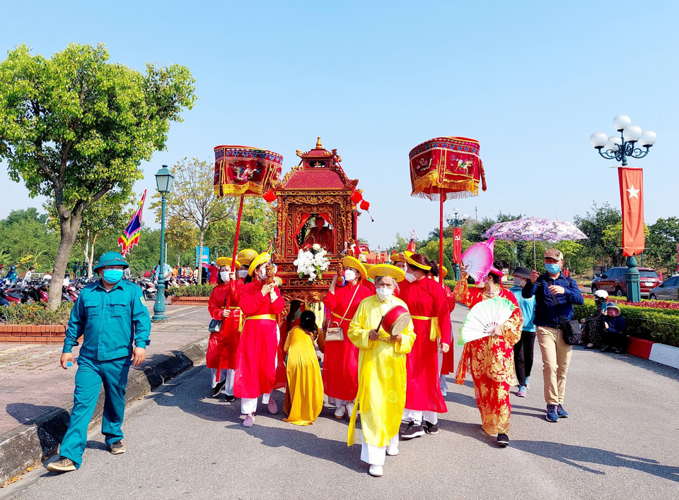 Đoàn rước kiệu đến đình Yên Giang. (Ảnh: Thanh Vân/TTXVN)