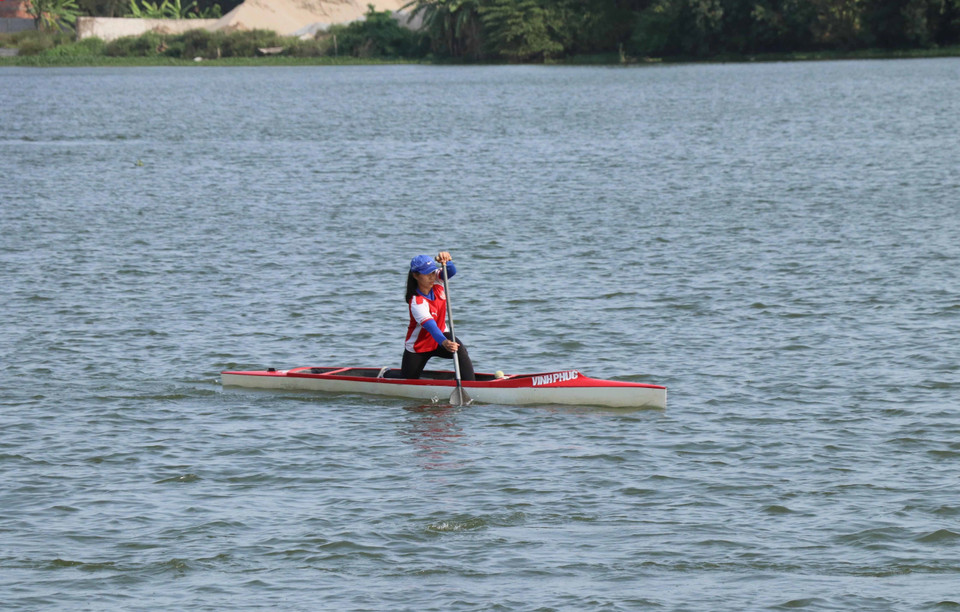 Vận động viên Việt Nam tập luyện tại Khu huấn luyện đua thuyền thành phố Hải Phòng. (Ảnh: Hoàng Ngọc/TTXVN)