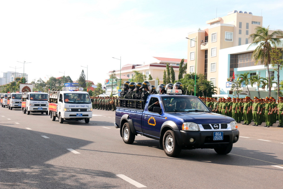 Lực lượng tham gia bảo vệ an ninh, trật tự ở cơ sở của tỉnh Bình Thuận diễu hành tại lễ ra mắt. (Ảnh: Nguyễn Thanh/TTXVN)