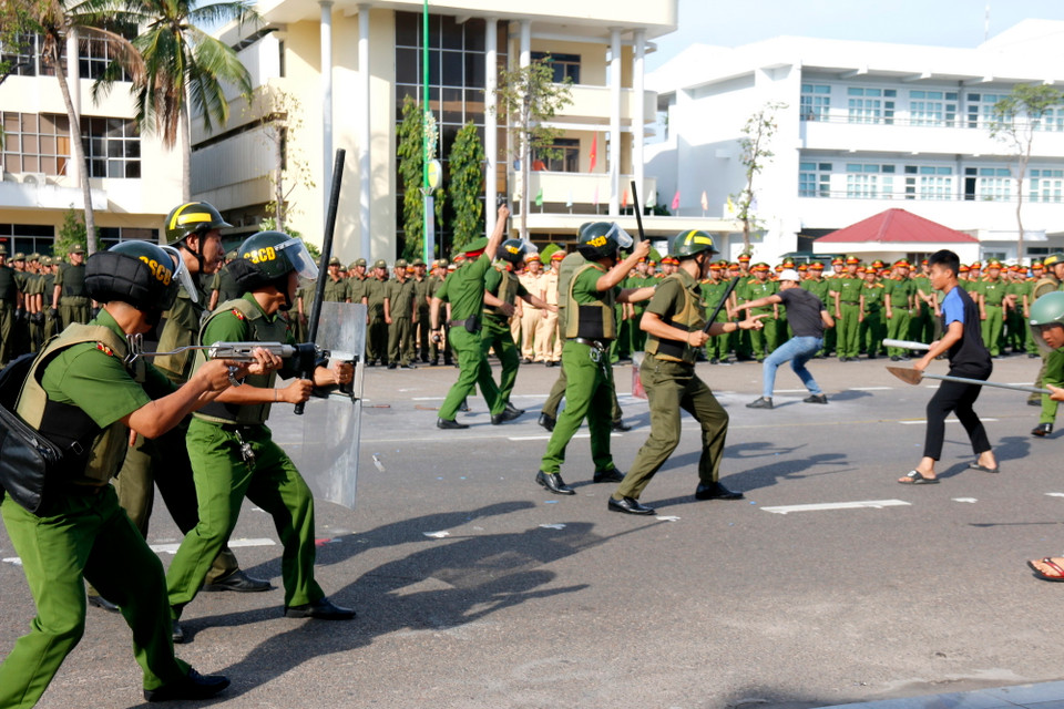 Lực lượng tham gia bảo vệ an ninh, trật tự ở cơ sở của Bình Thuận xử lý tình huống đối tượng quá khích, chống đối lực lượng chức năng.(Ảnh: Nguyễn Thanh/TTXVN)