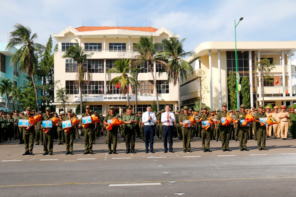 Lãnh đạo tỉnh Bình Thuận tặng quà cho Lực lượng tham gia bảo vệ an ninh, trật tự ở cơ sở. (Ảnh: Nguyễn Thanh/TTXVN)