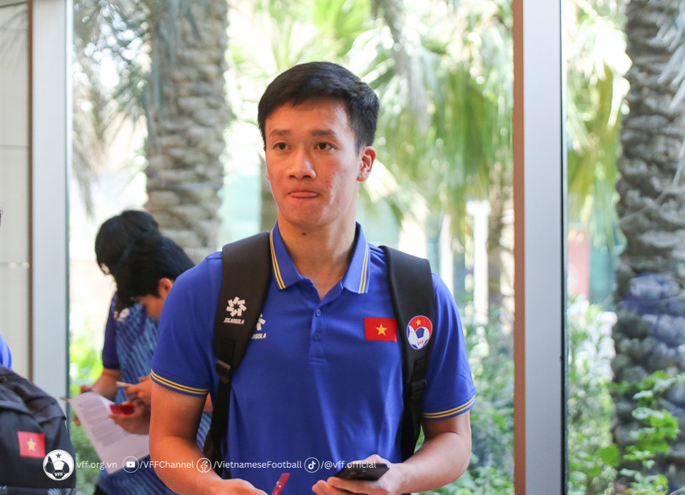 Tiền vệ Hoàng Đức chờ làm thủ tục nhận phòng. (Nguồn: VFF)