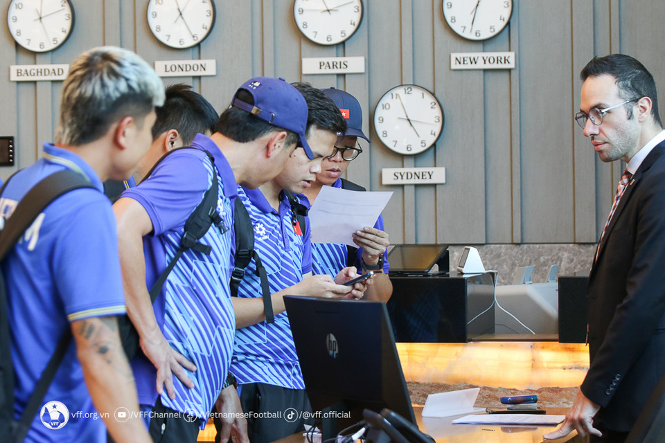 Lãnh đội trao đổi thông tin hoạt động của đội tuyển với ban tổ chức chủ nhà và Ban quản lý khách sạn nơi đóng quân của đội. (Nguồn: VFF)