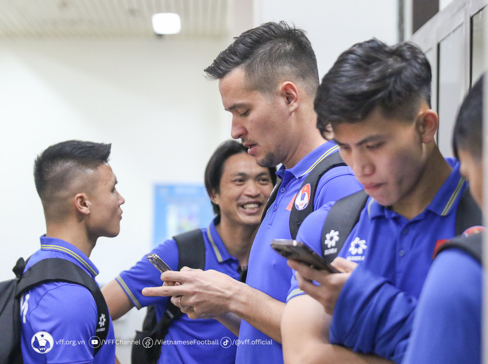 Theo VFF, đội tuyển mất khá nhiều thời gian cho thủ tục làm visa tại cửa khẩu. (Nguồn: VFF)