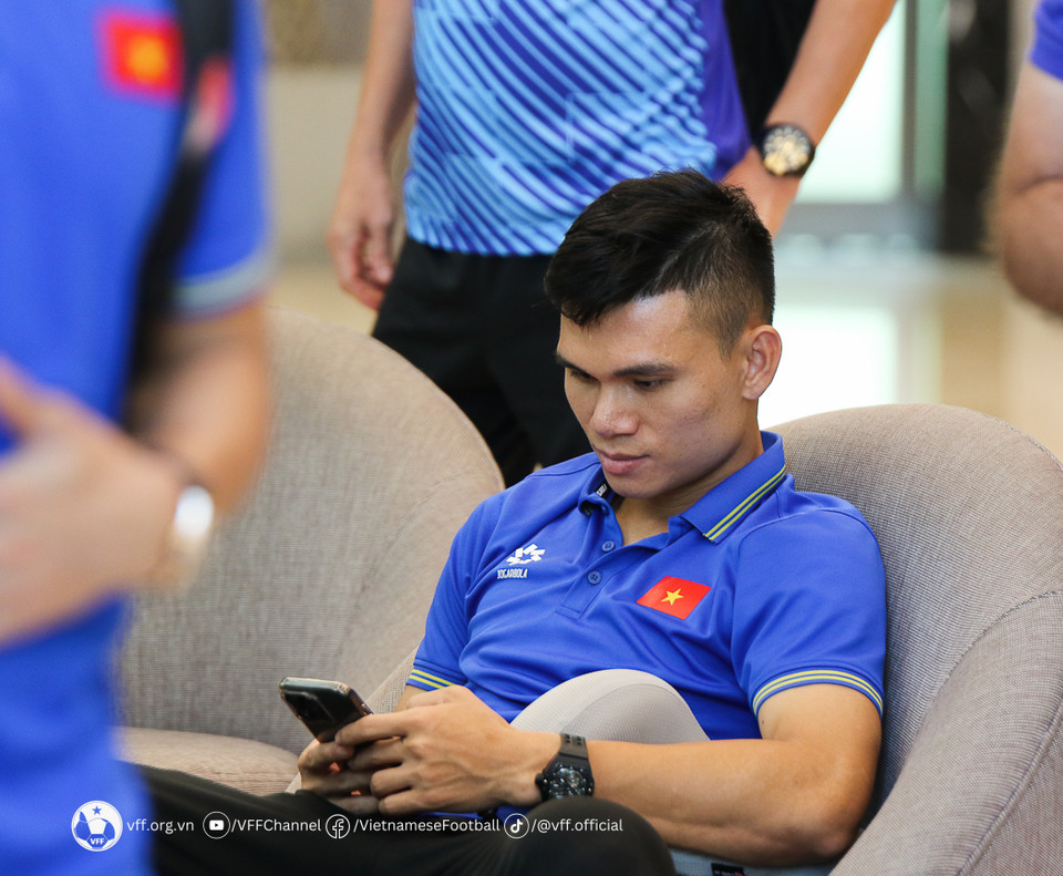 Xuân Mạnh ngồi chờ tại khách sạn. (Nguồn: VFF)