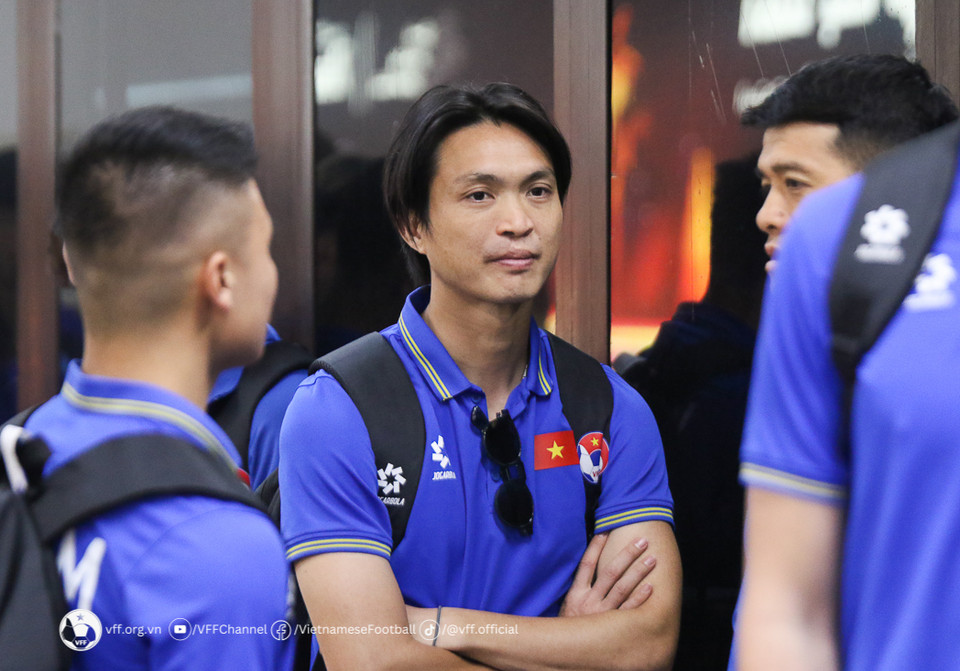 Tuy nhiên, được sự hỗ trợ nhiệt tình của ban tổ chức chủ nhà cũng như lãnh đội Đoàn Anh Tuấn đã sang trước một ngày để tiền trạm, nên mọi việc đều diễn ra suôn sẻ, thuận lợi đối với thầy trò HLV Kim Sang Sik. (Nguồn: VFF)