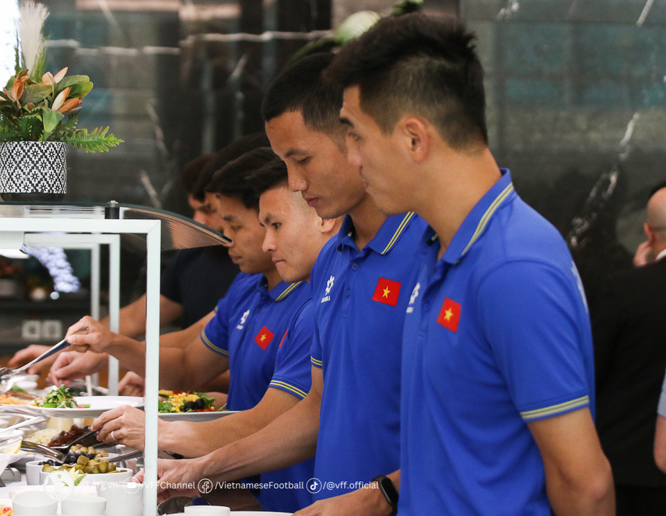 Sau đó, các thành viên của đội tuyển dùng bữa trưa... (Nguồn: VFF)