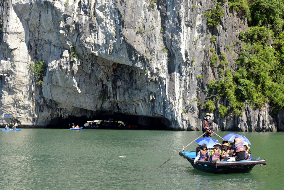 Hang Luồn - điểm đến hấp dẫn để các du khách trải nghiệm các dịch vụ ngồi thuyền ngắm vịnh, chèo thuyền kayak. (Ảnh: Thanh Vân/TTXVN)