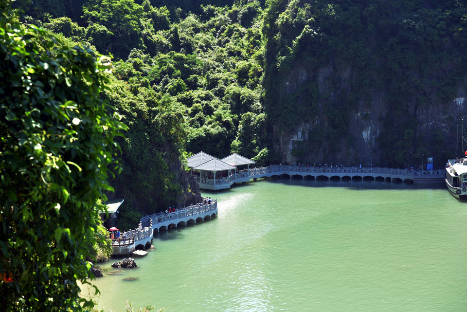 Đường dẫn xuống khu vực cửa hang Sửng Sốt trên vịnh Hạ Long. (Ảnh: Thanh Vân/TTXVN)