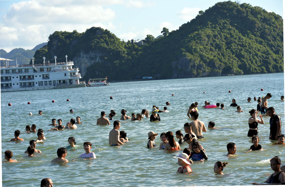 Trong hành trình tham quan vịnh Hạ Long, du khách được tăm biển ở 1 trong các đảo trên vịnh. (Ảnh: Thanh Vân/TTXVN)