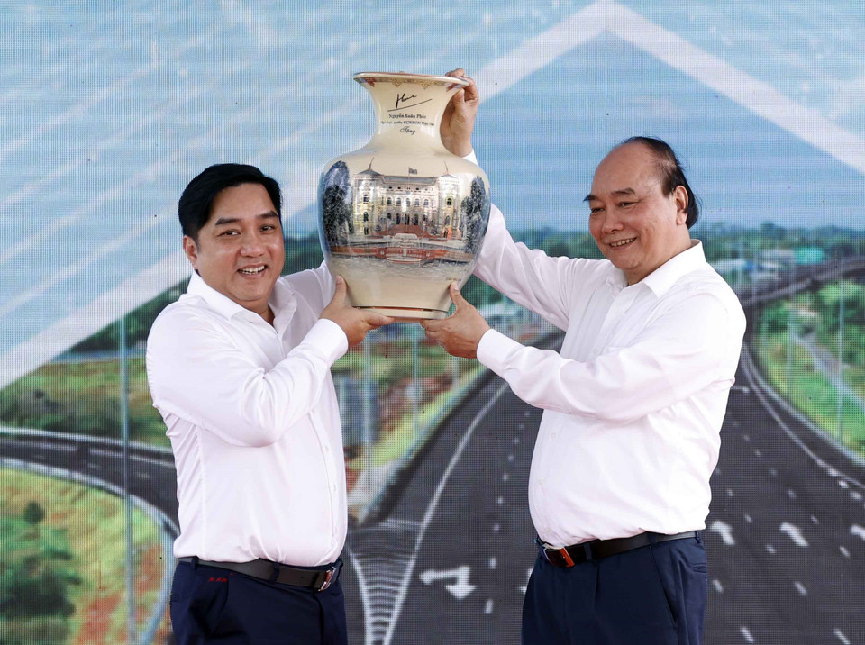 Chủ tịch nước Nguyễn Xuân Phúc tặng quà lưu niệm cho Tập đoàn Đèo Cả (đơn vị thi công dự án). (Ảnh: Thống Nhất/TTXVN)