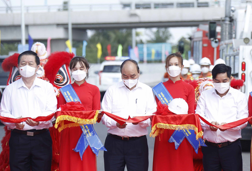 Hình ảnh Chủ tịch nước Nguyễn Xuân Phúc cùng các đại biểu thực hiện nghi thức thông xe. (Ảnh: Thống Nhất/TTXVN)