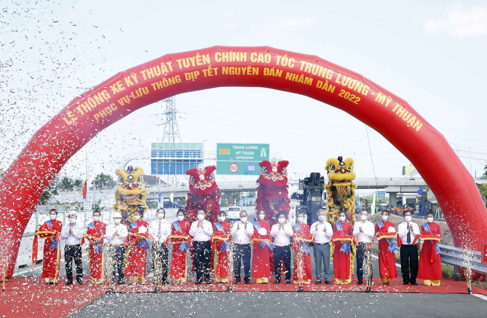 Chủ tịch nước Nguyễn Xuân Phúc cùng các đại biểu thực hiện nghi thức thông xe. (Ảnh: Thống Nhất/TTXVN)