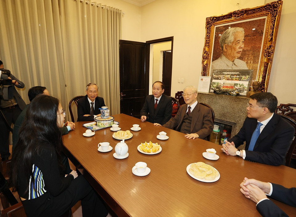 Tổng Bí thư Nguyễn Phú Trọng thăm, chúc Tết gia đình cố Tổng Bí thư Đỗ Mười. (Ảnh: Trí Dũng/TTXVN)