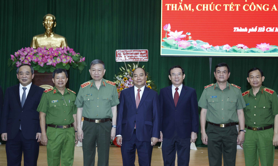 Chủ tịch nước Nguyễn Xuân Phúc, Bí thư Thành ủy Thành phố Hồ Chí Minh Nguyễn Văn nên với Ban Giám đốc Công an Thành phố Hồ Chí Minh. (Ảnh: Thống Nhất/TTXVN)