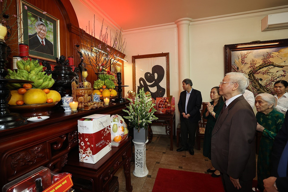 Tổng Bí thư Nguyễn Phú Trọng thắp hương tưởng niệm cố Tổng Bí thư Lê Khả Phiêu. (Ảnh: Trí Dũng/TTXVN)