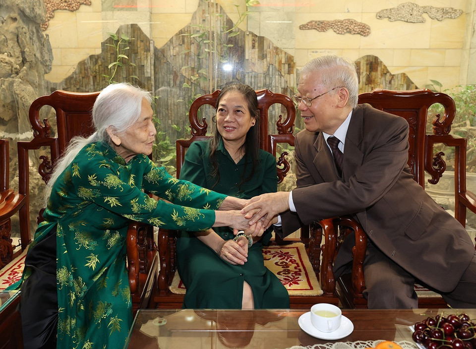 Tổng Bí thư Nguyễn Phú Trọng thăm, chúc Tết gia đình cố Tổng Bí thư Lê Khả Phiêu. (Ảnh: Trí Dũng/TTXVN)