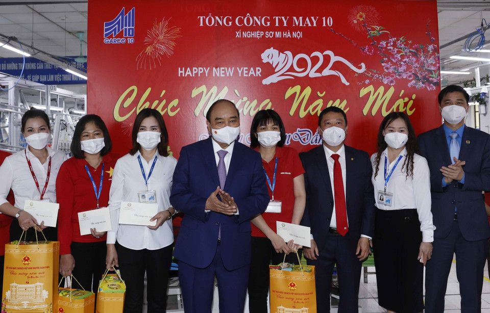 Chủ tịch nước Nguyễn Xuân Phúc thăm, tặng quà cho công nhân Tổng công ty May 10. (Ảnh: Thống Nhất/TTXVN)