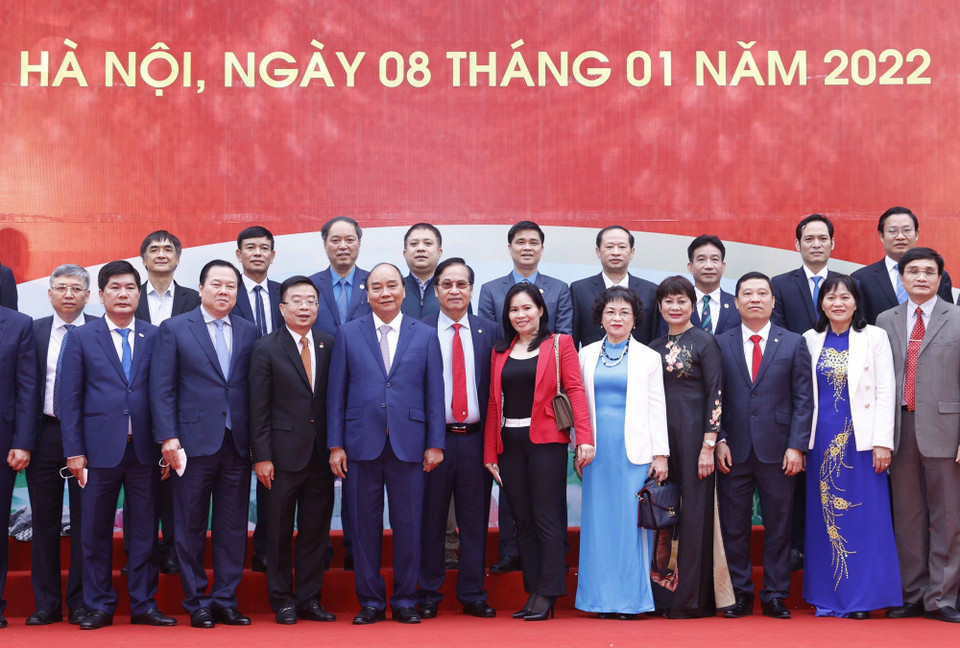 Chủ tịch nước Nguyễn Xuân Phúc chụp ảnh chung với các đại biểu. (Ảnh: Thống Nhất/TTXVN)