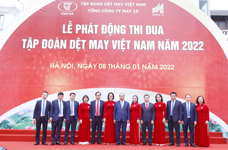 Chủ tịch nước Nguyễn Xuân Phúc chụp ảnh chung với cán bộ Tổng công ty May 10. (Ảnh: Thống Nhất/TTXVN)