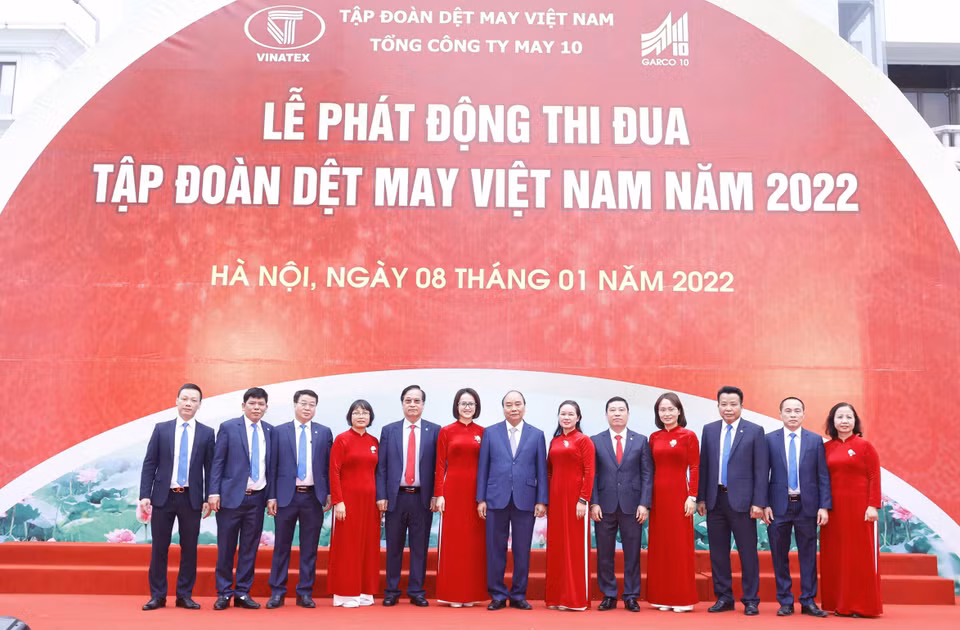 Chủ tịch nước Nguyễn Xuân Phúc chụp ảnh chung với cán bộ Tổng công ty May 10. (Ảnh: Thống Nhất/TTXVN)