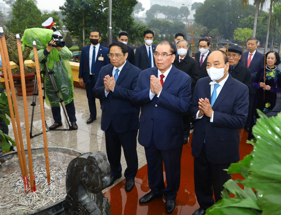 Nguyên Tổng Bí thư Nông Đức Mạnh, Chủ tịch nước Nguyễn Xuân Phúc, Thủ tướng Chính phủ Phạm Minh Chính dâng hương tưởng nhớ các vị tiền bối cách mạng và các anh hùng, liệt sỹ tại Nghĩa trang Mai Dịch. (Ảnh: Văn Điệp/TTXVN)