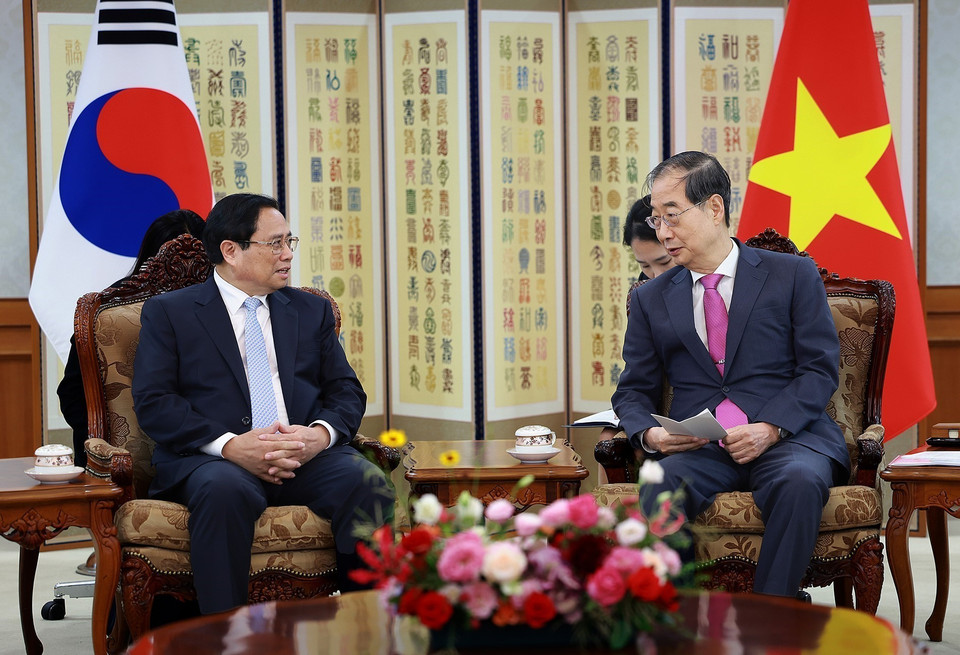 Thủ tướng Phạm Minh Chính gặp hẹp Thủ tướng Hàn Quốc Han Duck Soo. (Ảnh: Dương Giang/TTXVN)