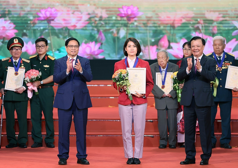 Thủ tướng Phạm Minh Chính và Bí thư Thành ủy Thành phố Hà Nội Đinh Tiến Dũng trao danh hiệu Công dân Thủ đô Ưu tú năm 2023 cho Huấn luyện viên Nguyễn Hoàng Ngân, Bộ môn Karate - Trung tâm Huấn luyện và Thi đấu Thể dục Thể thao Hà Nội. (Ảnh: Dương Giang/TTXVN)