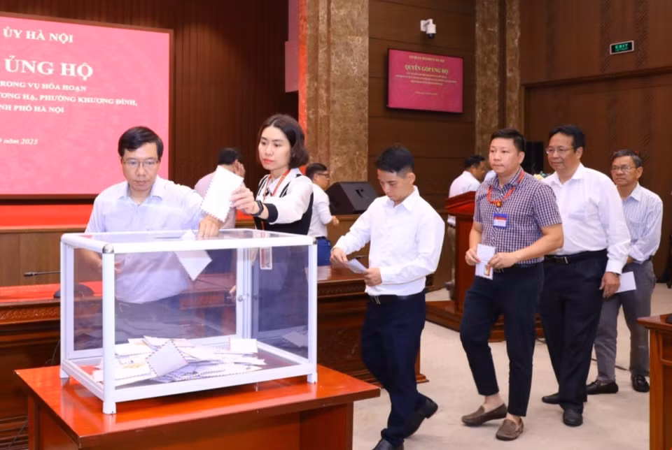 Cán bộ, công chức, viên chức và người lao động cơ quan Thành ủy Hà Nội quyên góp ủng hộ các nạn nhân trong vụ cháy chung cư mini tại quận Thanh Xuân. (Ảnh: Văn Điệp/TTXVN)