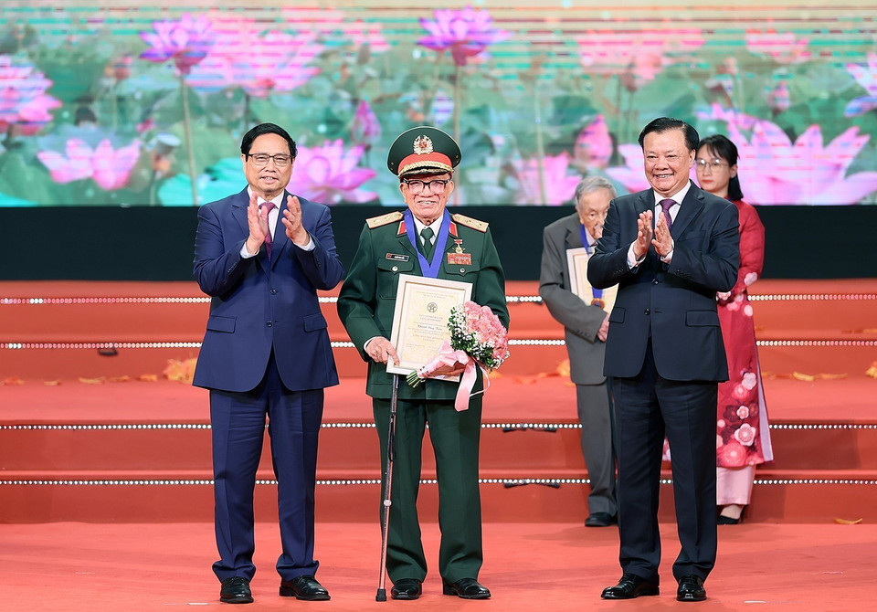 Thủ tướng Phạm Minh Chính và Bí thư Thành ủy Thành phố Hà Nội Đinh Tiến Dũng trao danh hiệu Công dân Thủ đô Ưu tú năm 2023 cho Trung tướng, Anh hùng Lực lượng Vũ trang Nhân dân Khuất Duy Tiến - hội viên Hội Cựu Chiến binh phường Điện Biên, quận Ba Đình. (Ảnh: Dương Giang/TTXVN)