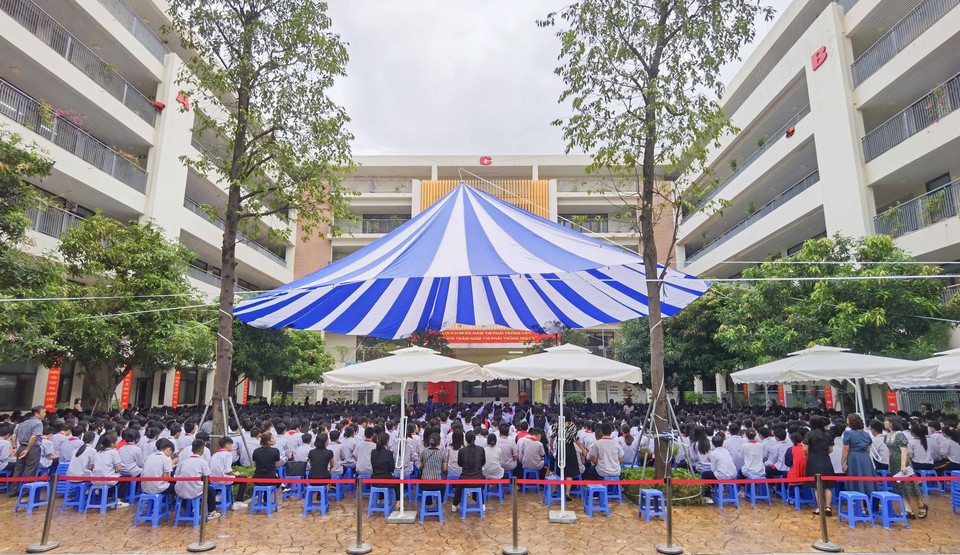 Giờ chào cờ đầu tuần của Trường Trung học Cơ sở Khương Đình khác hẳn với mọi tuần, khi hôm nay, cô trò cùng tổ chức lễ tưởng niệm các nạn nhân đã tử vong trong vụ cháy chung cư mini tại phố Khương Hạ (Thanh Xuân, Hà Nội). (Ảnh: Thanh Tùng/TTXVN)