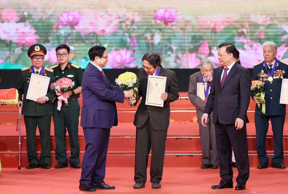 Thủ tướng Phạm Minh Chính và Bí thư Thành ủy Thành phố Hà Nội Đinh Tiến Dũng trao danh hiệu Công dân Thủ đô Ưu tú năm 2023 cho ông Nguyễn Ngọc Tiến - Hội viên Hội Liên hiệp Văn học Nghệ thuật Hà Nội, hội viên Hội Nhà báo thành phố Hà Nội. (Ảnh: Dương Giang/TTXVN)